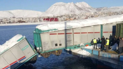 Feribota yükleme yapılan vagonlardan biri göle düştü