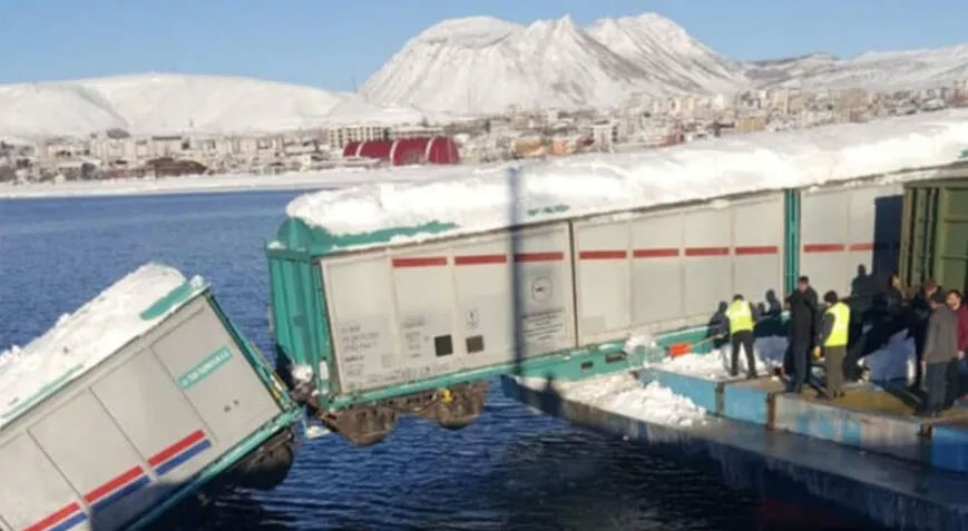 Feribota yükleme yapılan vagonlardan biri göle düştü