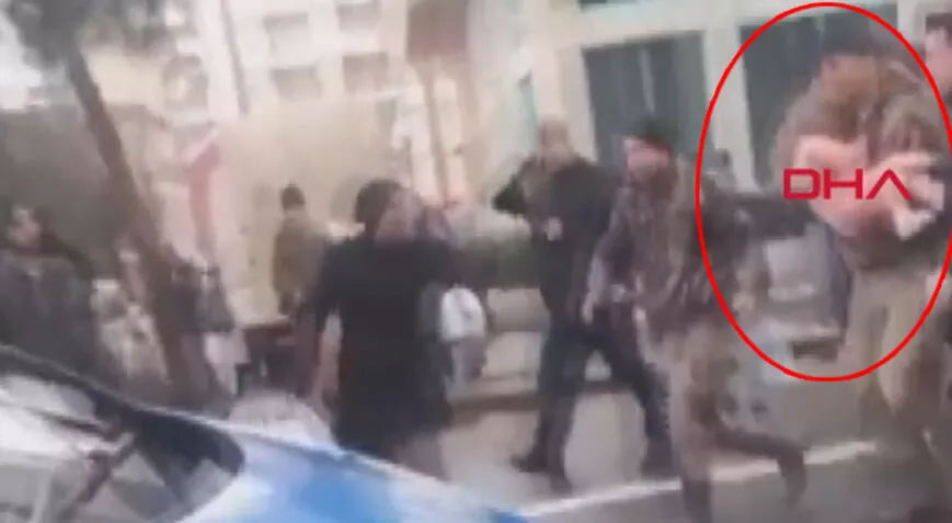 Özel Hareket Polisleri, enkaz altından çocuğu kurtardı! ‘Yaşıyor, komutanım’ Özel Hareket Polisleri, enkaz altından çocuğu kurtardı! ‘Yaşıyor, komutanım’