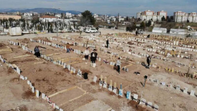 Depremin 14’üncü gününde mezarlıkta dinmeyen acı