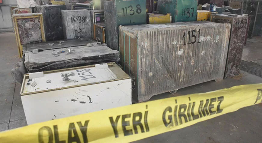 Enkazdan çıkan değerli eşyalar polis ekiplerince muhafaza ediliyor