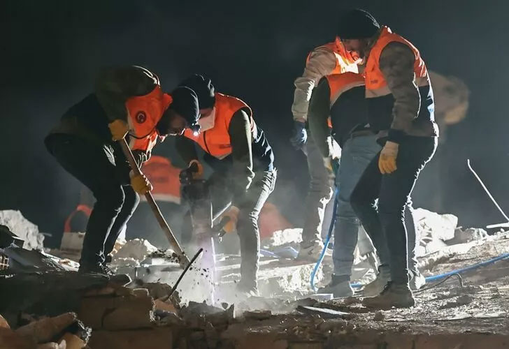 Bakan Dönmez duyurdu: Deprem bölgesinde hasarsız konutlara elektrik verilecek