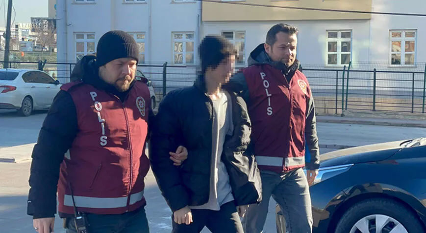 Depremde enkaz altındakileri arayıp dalga geçmişti! Tutuklandı