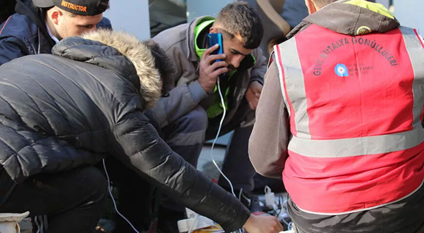 Hatay’da depremzedeler mobil şarj istasyonlarına akın ediyor