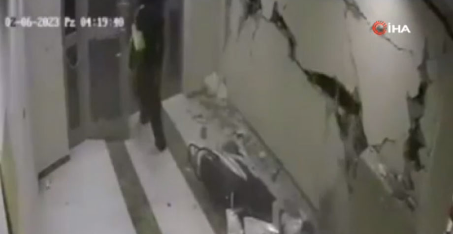 Depremin korku dolu anları bir çok şehirde kameralara böyle yansıdı