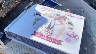 Osmaniye’de enkazdan çıkan düğün albümü yürek burktu