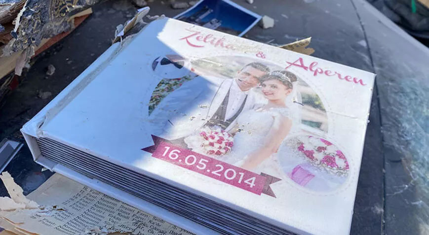Osmaniye’de enkazdan çıkan düğün albümü yürek burktu