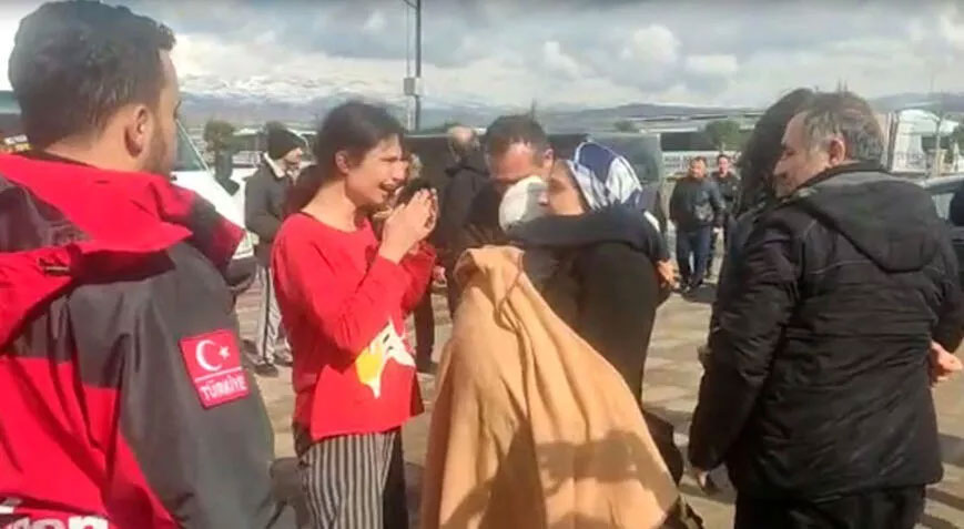 Depremin kalbinde 34 saat sonra ağlatan buluşma