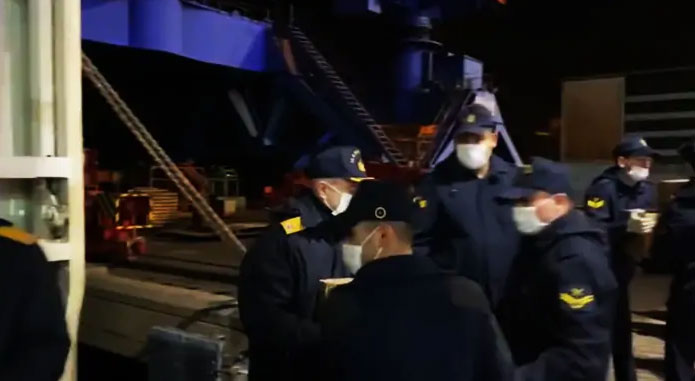 MSB: TCG İskenderun, İskenderun Limanı’na yardım malzemelerini teslim etti