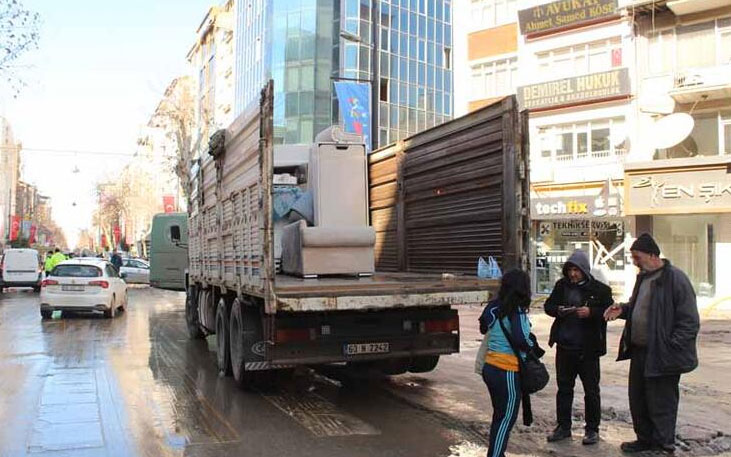 Malatya’da evleri yıkılan ve hasar görenler taşınıyor; ‘Asla gitmem diyordum’