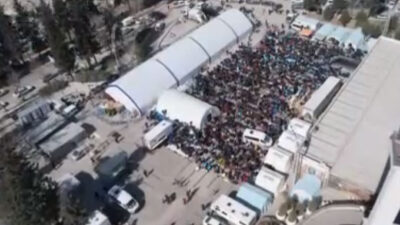 Bir yanda enkaz kaldırma çalışmaları, diğer yanda cuma namazı havadan görüntülendi