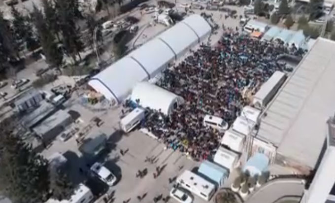 Bir yanda enkaz kaldırma çalışmaları, diğer yanda cuma namazı