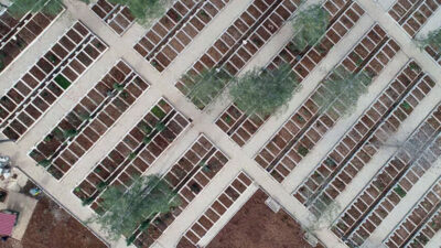 Depremde hayatını kaybeden binlerce kişi yan yana toprağa veriliyor