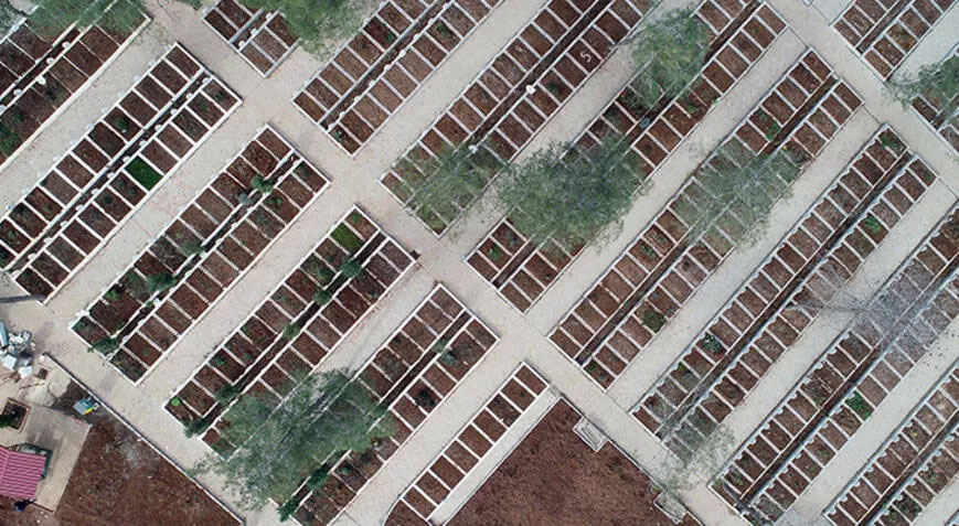 Depremde hayatını kaybeden binlerce kişi yan yana toprağa veriliyor