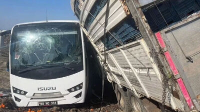 Cezaevi aracıyla kamyon çarpıştı! 23 kişi yaralandı