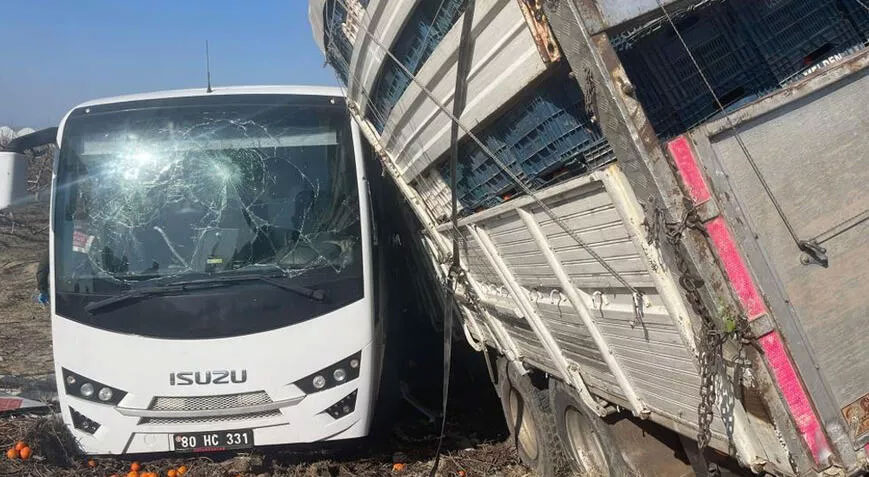 Cezaevi aracıyla kamyon çarpıştı! 23 kişi yaralandı