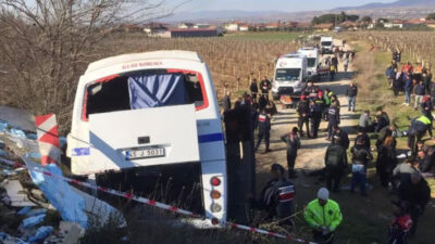 Manisa’da işçi servisine TIR çarptı: 17 yaralı