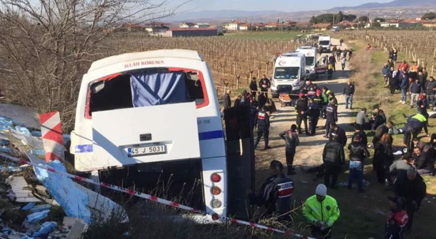 Manisa’da işçi servisine TIR çarptı: 17 yaralı