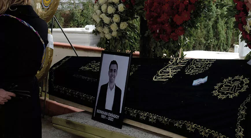 Depremde hayatını kaybeden Berkhan Eminsoy İstanbul’da toprağa verildi Depremde hayatını kaybeden Berkhan Eminsoy İstanbul’da toprağa verildi