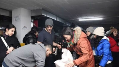 Oyuncu Burak Deniz canla başla Kadıköy Belediyesi’nde çalıştı! Deprem yardımları için uğraştı