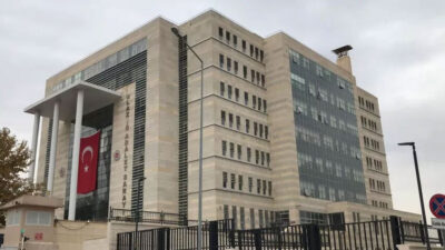 Ağır hasarlı binalardan hırsızlık yapan 2 kişi yakalandı