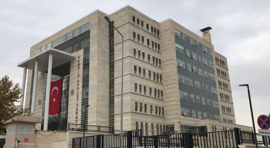 Ağır hasarlı binalardan hırsızlık yapan 2 kişi yakalandı