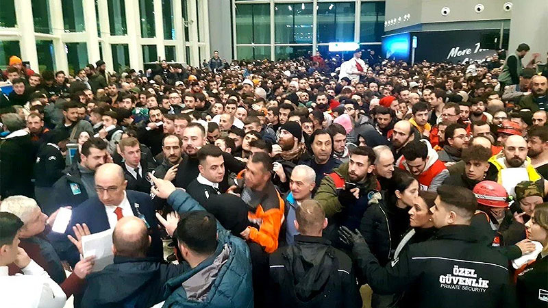 Binlerce yardım gönüllüsü havalimanına akın etti