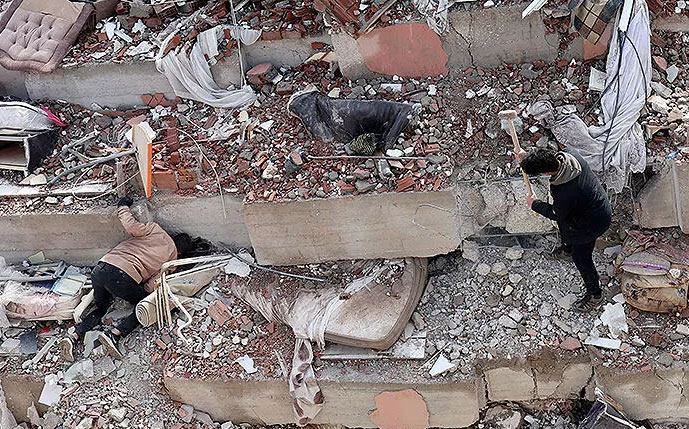 Depremzedelerle dalga geçen kadın tutuklandı