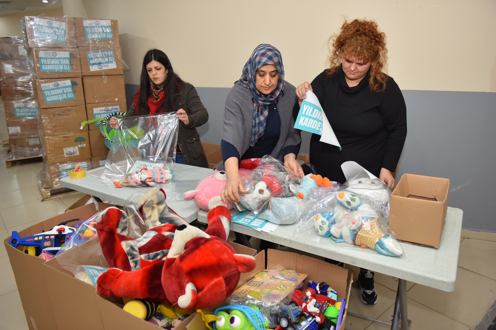 Yıldırım’dan depremzede çocuklara bir paket mutluluk Yıldırım’dan depremzede çocuklara bir paket mutluluk
