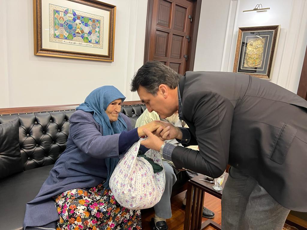 Yaşlı çiftten duygulandıran yardım