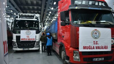 Tıbbi malzemeler ve iş makineleri askeri gemilerle yola çıktı