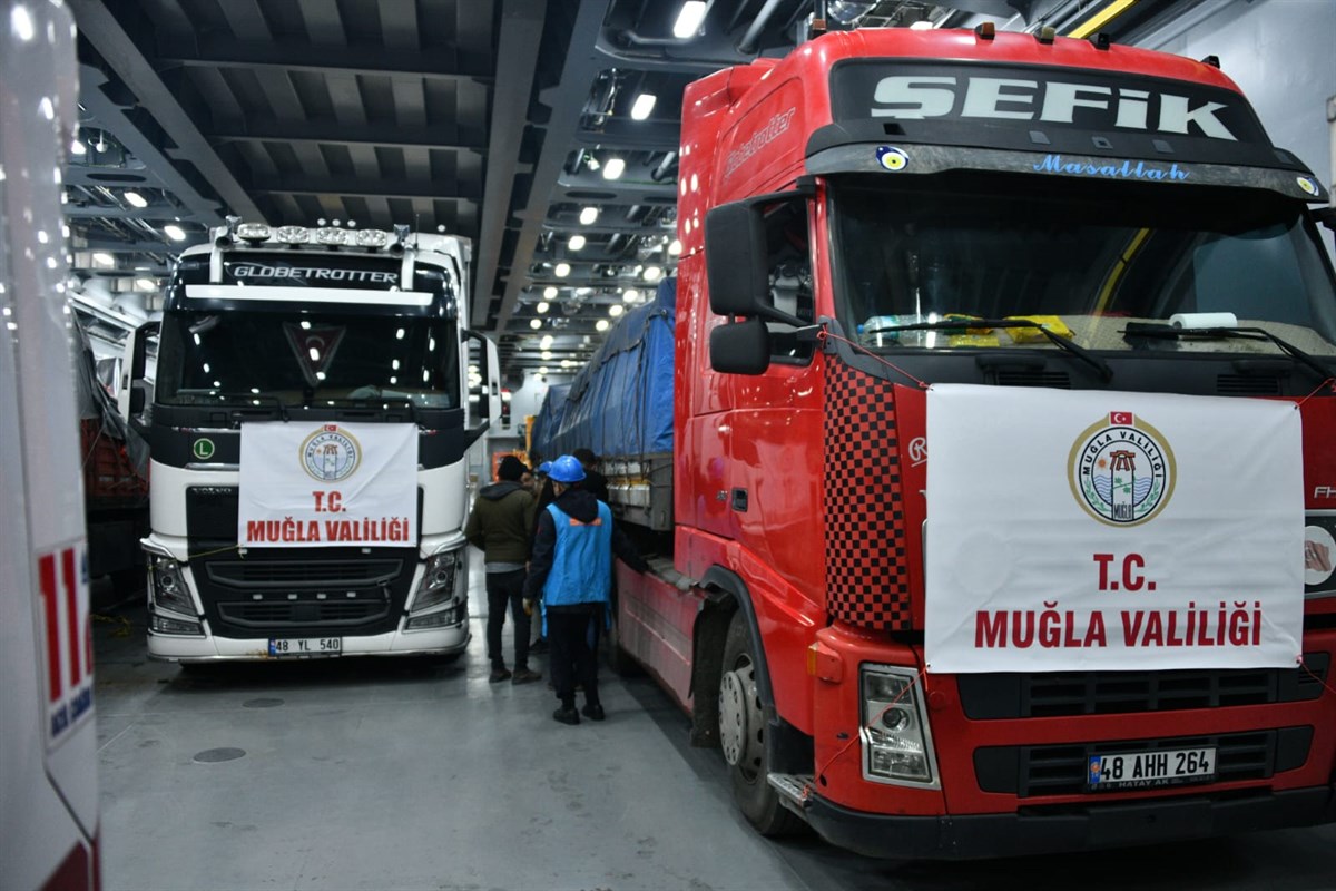 Tıbbi malzemeler ve iş makineleri askeri gemilerle yola çıktı
