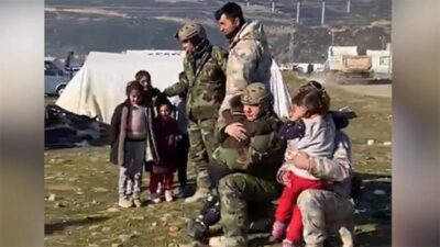 Depremzede çocuklar Mehmetçik’i sevinçle karşıladı