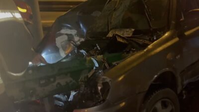 Bursa’da kontrolden çıkan otomobil bariyerlere saplandı: 5 yaralı