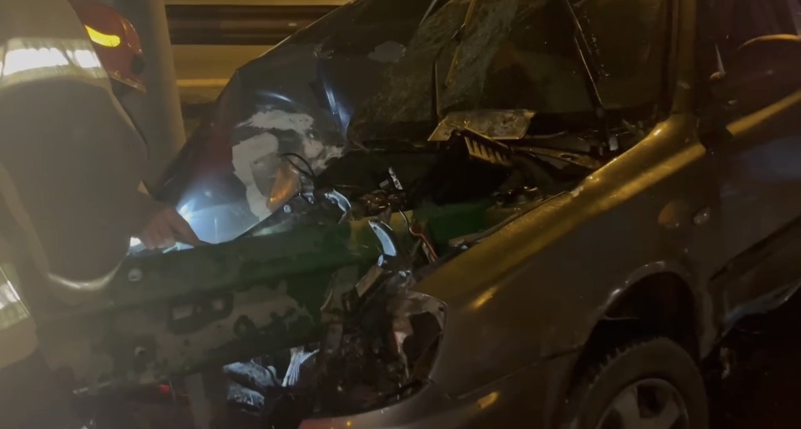 Bursa’da kontrolden çıkan otomobil bariyerlere saplandı: 5 yaralı