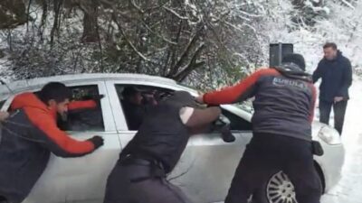 Bursa’da şarampole uçan otomobilin yardımına otopark görevlileri yetişti