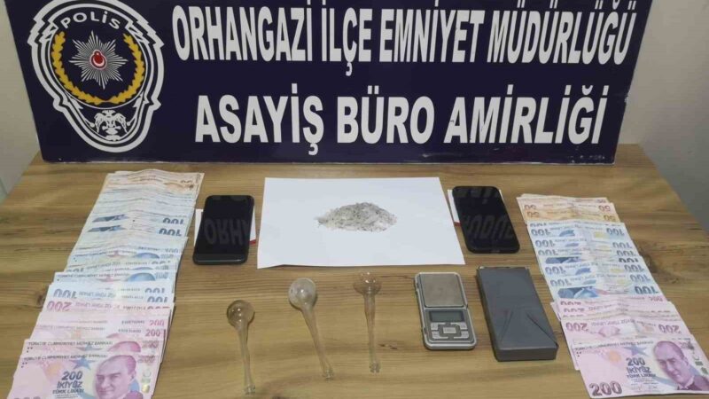 Bursa’da uyuşturucu operasyonu: 2 gözaltı Orhangazi Emniyet Müdürlüğü asayiş büro ekipleri, durumundan şüphelendiği iki şahsın