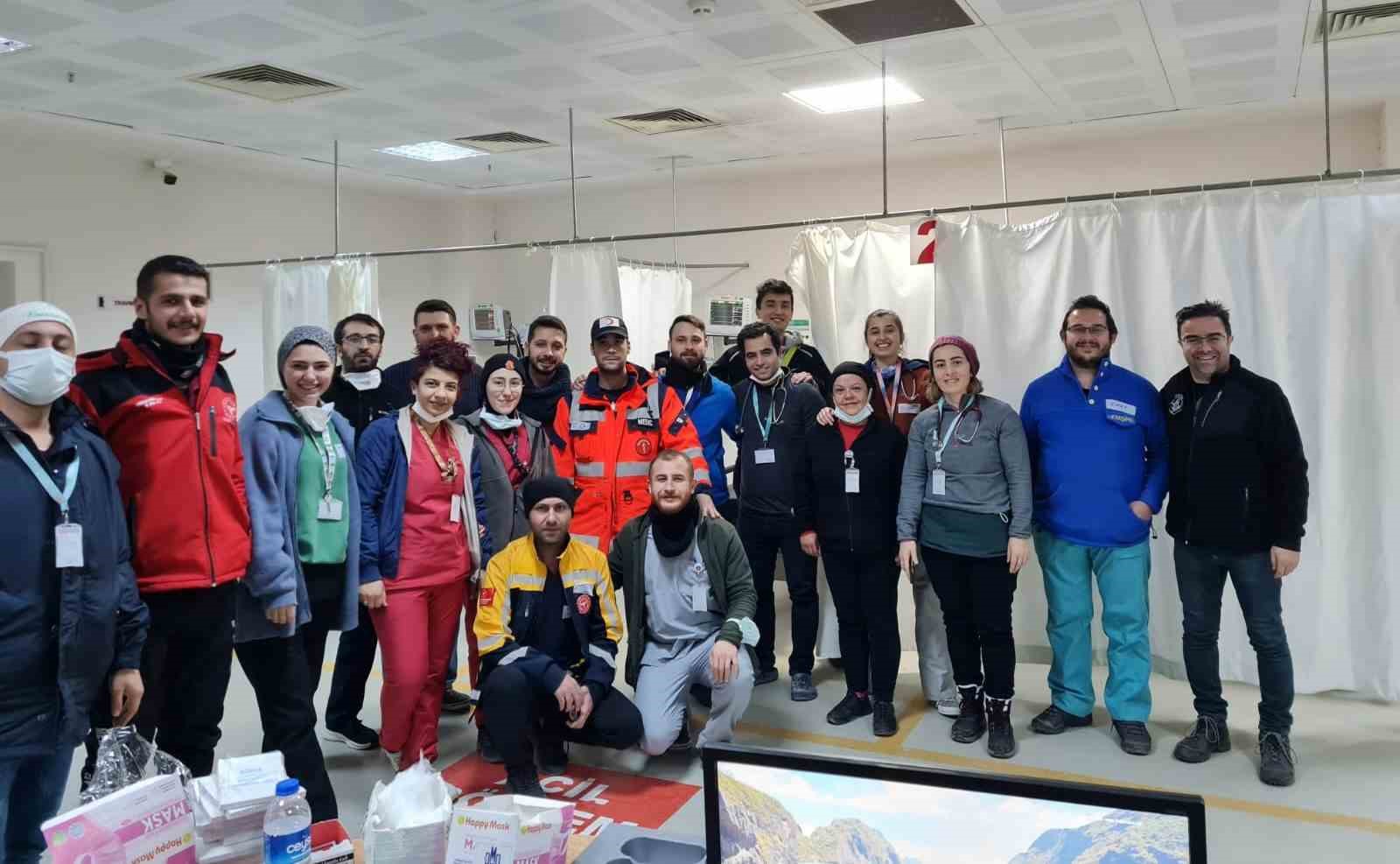 BUÜ’nün gönüllü sağlık ekibi, deprem bölgesinde şifa dağıtıyor BUÜ’nün gönüllü sağlık ekibi, deprem bölgesinde şifa dağıtıyor