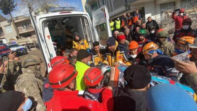 227 saat sonra gelen mucize: 74 yaşındaki kadın enkazdan kurtarıldı