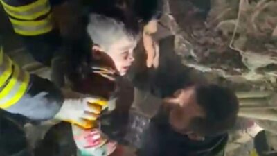 Saatler sonra enkazdan çıkarıldı! Minik Miran ekiplerin umudu oldu