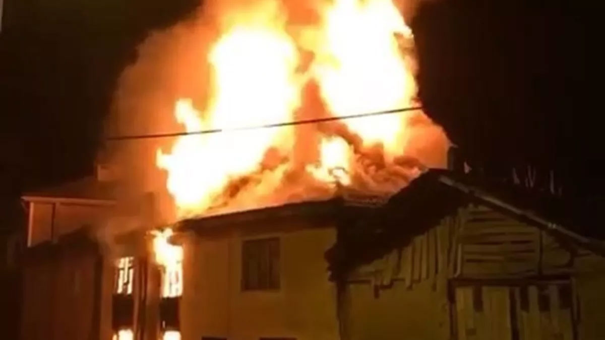 Bursa’da 2 katlı ev alev alev yandı Bursa’da 2 katlı ev alev alev yandı