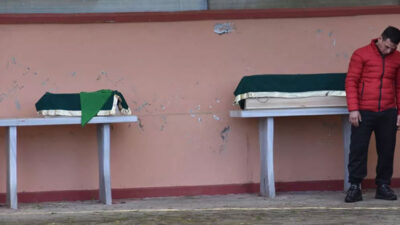 Uzman çavuş, depremde kaybettiği 2 çocuğunu gözyaşlarıyla toprağa verdi