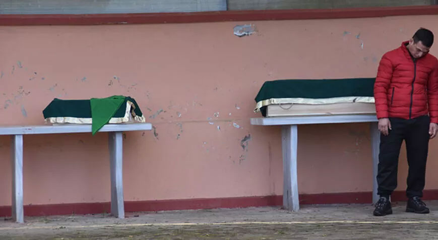 Uzman çavuş, depremde kaybettiği 2 çocuğunu gözyaşlarıyla toprağa verdi