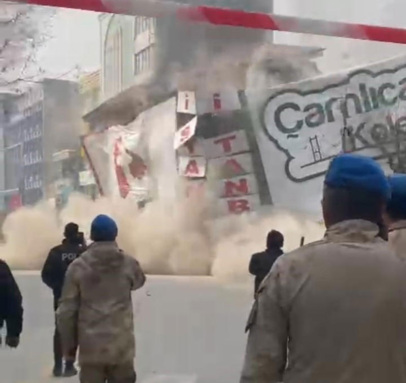 Malatya’daki artçı depremde 4 katlı iş merkezi böyle çöktü