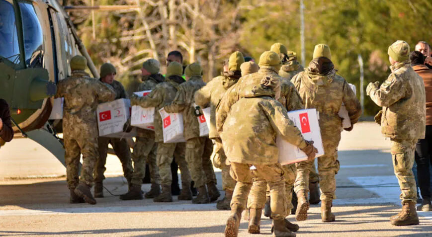 Askeri helikopterler depremzedeler için havalandı