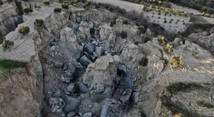 Hatay’da deprem sonrası dehşete düşüren görüntü! Dev yarık oluştu