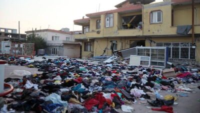 Sıra beklememek için yardımları sokağa bıraktılar