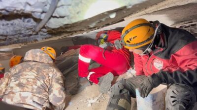 Bursa ekibi, Ebrar Sitesi’nin enkazından 22 kişiyi sağ çıkardı