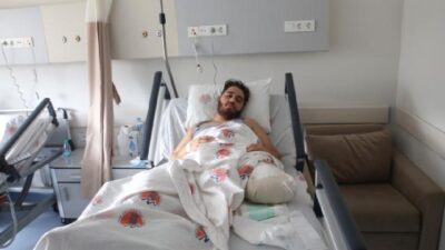 Enkazda kardeşini korumak için ayağını siper etti