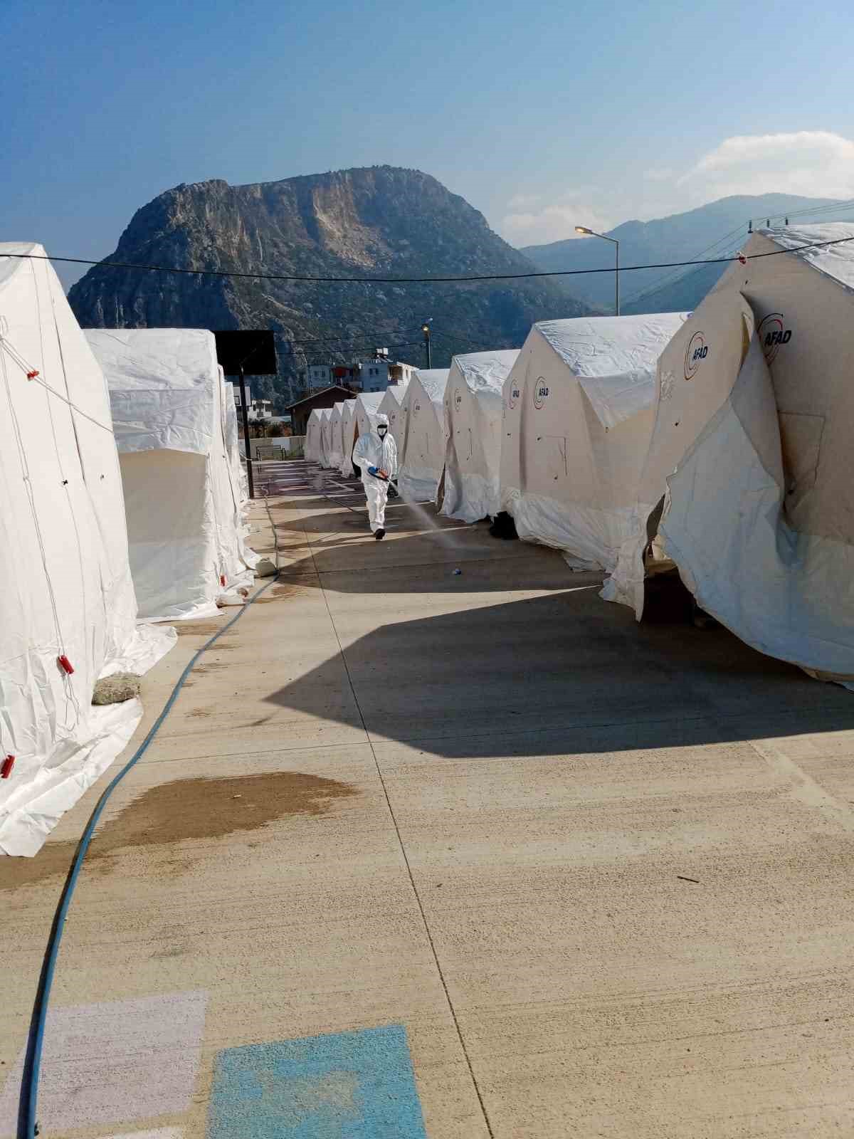 Deprem bölgesi hastalık ve haşere oluşumuna karşı ilaçlanıyor